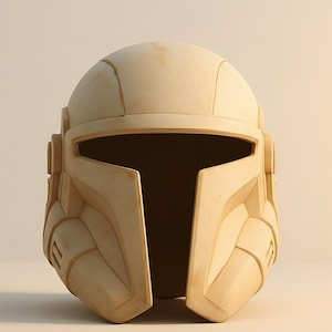 Könnte beinhalten: Ein hellbrauner Helm mit einem markanten T-förmigen Visier. Der Helm hat eine abgerundete Oberseite und kantige Merkmale mit detaillierten Seitenteilen. Das Design deutet auf ein futuristisches oder Science-Fiction-Thema hin.