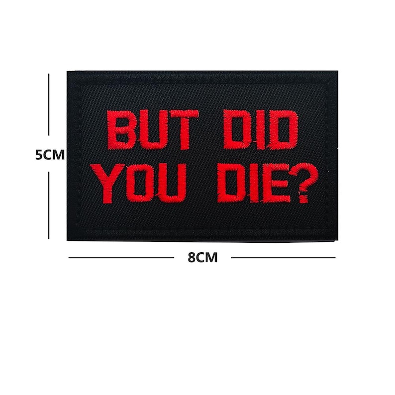 Peut inclure: Patch brod&eacute; noir avec du texte rouge qui dit "BUT DID YOU DIE?" Le patch mesure 8 cm sur 5 cm.