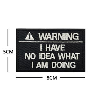 Peut inclure: Patch brod&eacute; noir avec du texte blanc qui dit "WARNING I HAVE NO IDEA WHAT I AM DOING". Le patch mesure 8 cm de large et 5 cm de haut.