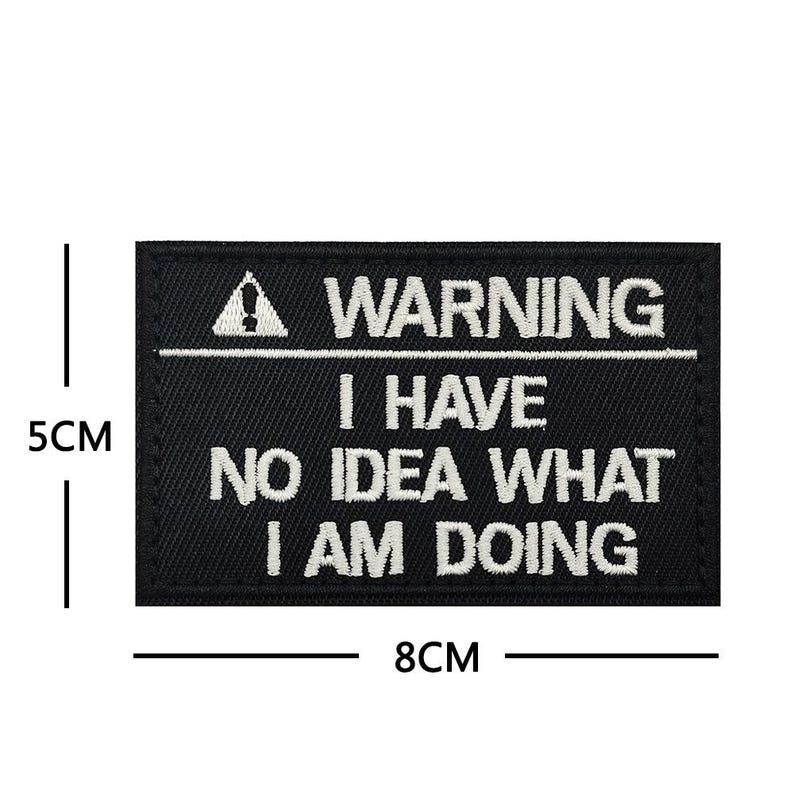 Peut inclure: Patch brod&eacute; noir avec du texte blanc qui dit "WARNING I HAVE NO IDEA WHAT I AM DOING". Le patch mesure 8 cm de large et 5 cm de haut.
