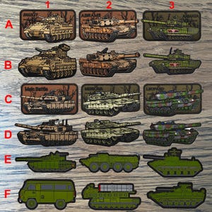 Puede incluir: Un conjunto de 12 parches termoadhesivos que representan diferentes tipos de tanques militares. Los parches son de varios patrones de camuflaje, incluyendo verde, marrón y negro. Los parches están etiquetados con los nombres de los tanques, como "Bradley", "Abrams" y "Armata".