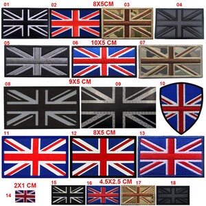 Op de afbeelding: Een collectie van achttien rechthoekige en schildvormige patches met de Union Jack-vlag in diverse kleurenschema's, waaronder rood, wit, blauw, zwart, grijs en camouflagepatronen, met zichtbare afmetingen van 8x5cm, 10x5cm, 9x5cm, 2x1cm en 4,5x2,5cm.