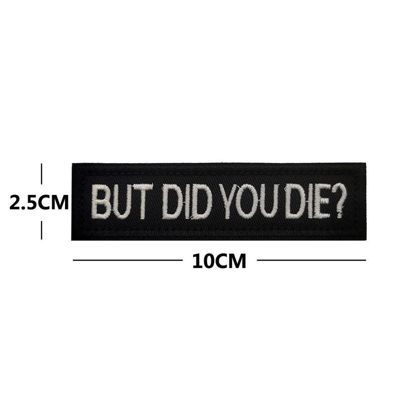 Peut inclure: &Eacute;cusson brod&eacute; noir avec du texte blanc qui dit "BUT DID YOU DIE?" L'&eacute;cusson mesure 2,5 cm de haut et 10 cm de large.