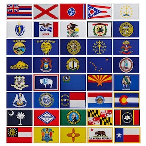 Può includere: Una collezione di 50 toppe ricamate con le bandiere degli stati degli Stati Uniti. Ogni toppa è rettangolare e ha uno sfondo blu con il design ufficiale della bandiera dello stato al centro. Le toppe sono disposte in una griglia, con 10 toppe in ogni riga.