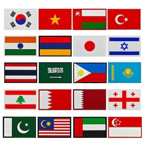 Op de afbeelding: Een set van 20 geborduurde patches met de vlaggen van verschillende landen. De patches zijn rechthoekig en hebben een witte rand. De vlaggen zijn gerangschikt in vier rijen van vijf patches.