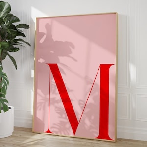 Arte de pared imprimible con la letra M, monograma M rosa y rojo, póster inicial M, elegante arte de pared para habitación de niña, decoración de pared con tipografía de fuente moderna