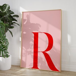 Arte de pared imprimible con la letra R, monograma R rosa y rojo, póster inicial R, elegante arte de pared para habitación de niña, decoración de pared con tipografía de fuente moderna