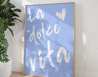 La Dolce Vita druckbare Wandkunst bunte modische italienische Sprichwortkunstdruck sommerliches handgeschriebenes Zitat Plakat Küsten hellblaues Wanddekor