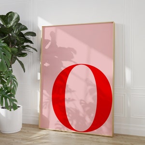 Arte de pared imprimible con la letra O, monograma rosa y rojo, póster con la inicial O, elegante arte de pared para habitación de niña, decoración de pared con tipografía de fuente moderna