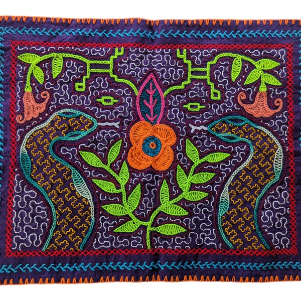 Deux panneaux en soie brodée avec des motifs figuratifs