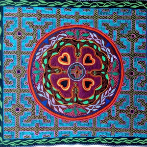 Tkanina Shipibo Xao Kene: ręcznie robiona plemienna ozdoba ścienna na ołtarz