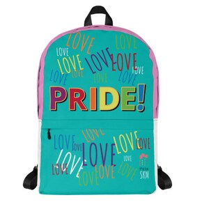 Op de afbeelding: Een turquoise en roze rugzak met het woord "PRIDE!" in regenboogkleuren en het woord "LOVE" herhaald in verschillende kleuren en lettertypen.