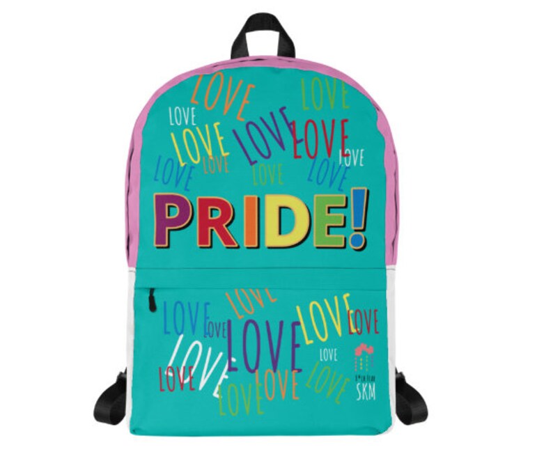Op de afbeelding: Een turquoise en roze rugzak met het woord "PRIDE!" in regenboogkleuren en het woord "LOVE" herhaald in verschillende kleuren en lettertypen.