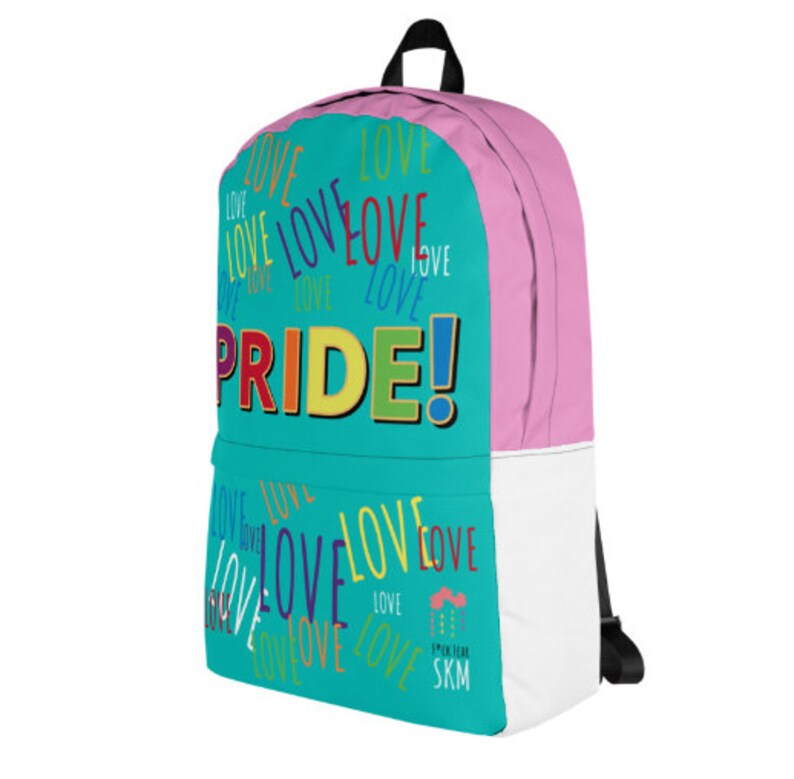 Op de afbeelding: Een turquoise rugzak met een wit en roze paneel. De voorkant van de rugzak heeft een regenboogpatroon van het woord "LOVE" en het woord "PRIDE!" in regenboogletters. Het onderste paneel van de rugzak is wit met de woorden "LOVE" en "SPARKLE SKM" in regenboogletters.