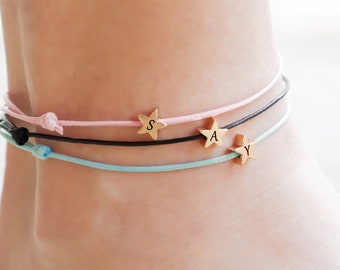 Personalisiertes Initial-Knöchelarmband, individuelles Buchstaben-Charm-Fußarmband aus rotem Faden, Strand-Fußkettchen-Armband Boho, passendes Schwester-Armband