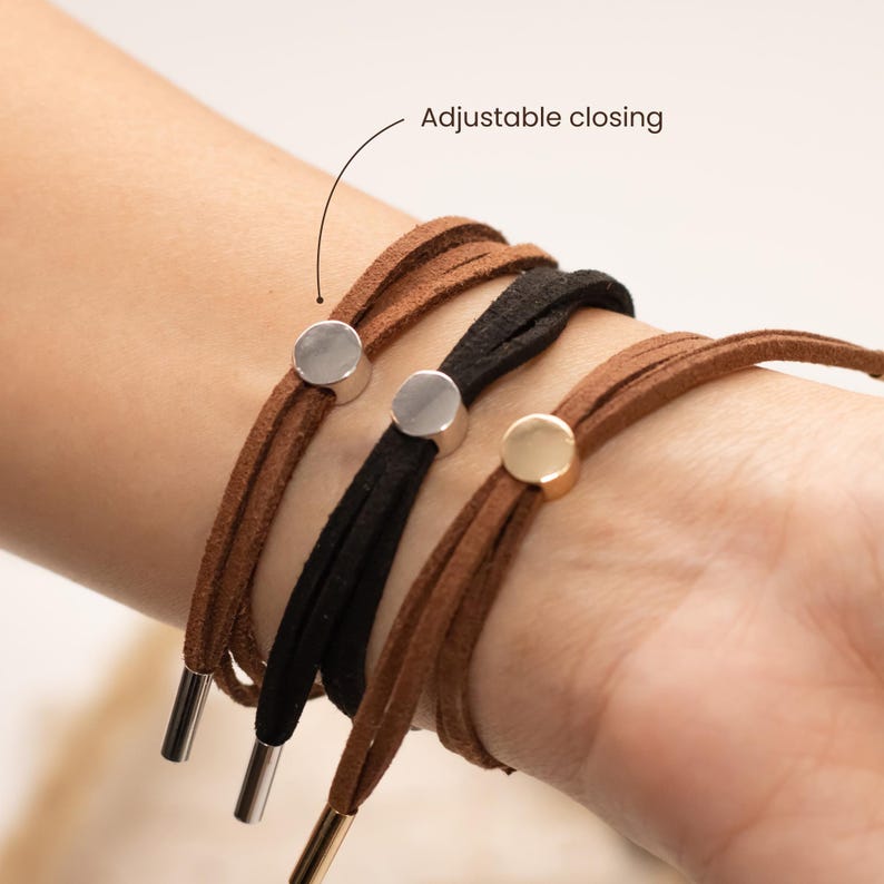 Puede incluir: Tres pulseras de ante con cierres met&aacute;licos ajustables. Las pulseras son marr&oacute;n, negro y marr&oacute;n. Los cierres son plateados y dorados.