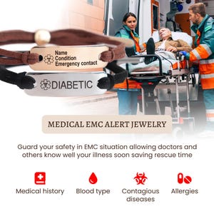 Puede incluir: Dos pulseras de alerta m&eacute;dica con bandas marrones y negras. La pulsera superior tiene una etiqueta dorada que dice "Nombre Condici&oacute;n Contacto de emergencia". La pulsera inferior tiene una etiqueta plateada que dice "DIAB&Eacute;TICO". El texto "JOYAS DE ALERTA M&Eacute;DICA EMC" se muestra debajo de las pulseras. La imagen tambi&eacute;n muestra a una persona siendo transportada en una camilla por dos param&eacute;dicos.