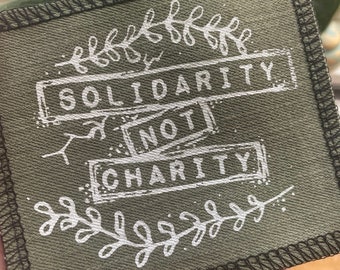 Solidariteit, geen liefdadigheid: naaipatch met zeefdruk