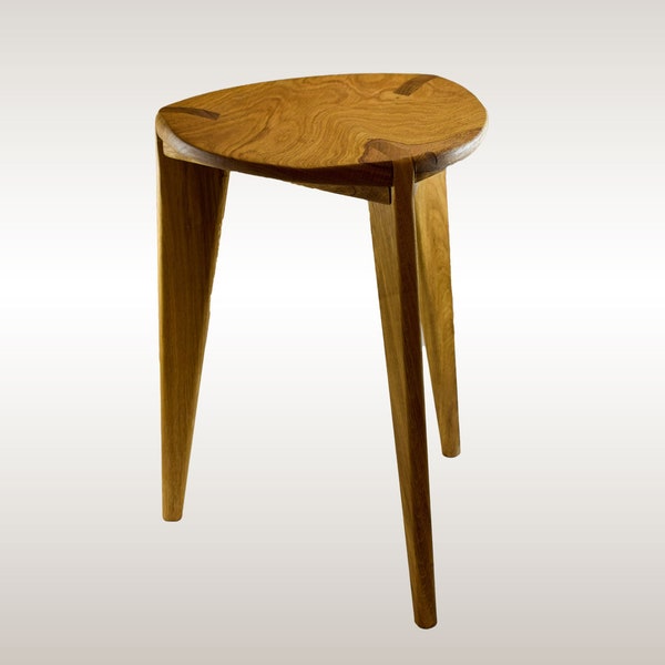 Taburete de roble asiento tallado, Aceite suave, Altura 18", Envío gratis, Tres patas, Silla de roble, Taburete, Madera maciza, Taburete de madera, Hecho a mano