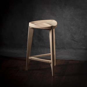 Elegante taburete de bar de arce hecho a mano. Asiento elegantemente tallado. Altura de barra y mostrador: 61-86 cm. Ideal para bar y cocina. Envío gratuito.