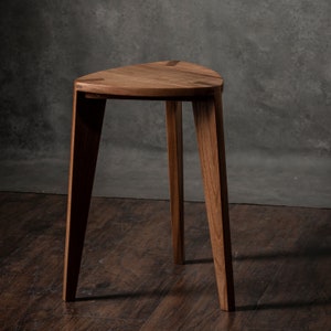 Elm stool flat seat Height 45 cm - 18" - Free shipping - Three-legged - Craft master - Solid wood - Wooden Stool - Handmade - End table