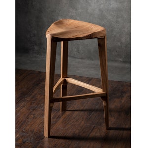 Terza Elm wood bar stool - Three-legged bar stool - Carved seat - Counter stool - Bar stool - Bar counter table - XL stool - Free shipping