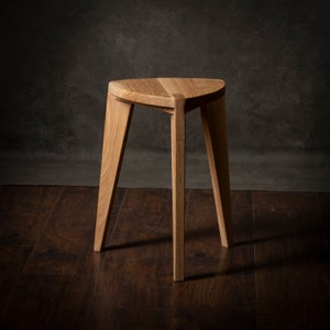 Oak wood three legged stool - Flat seat - Handmade - Natural finish - 18" height - Side table - Living Room - Step stool - End table