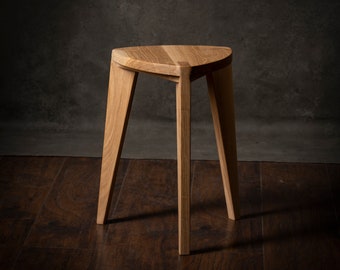 Oak wood three legged stool - Flat seat - Handmade - Natural finish - 18" height - Side table - Living Room - Step stool - End table