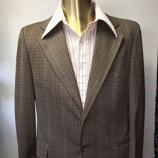 44L 1970's VINTAGE MEN'S 100% polyester sport coat in subtle brown plaid