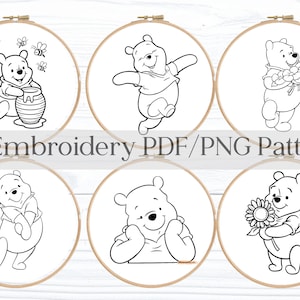 Puede incluir: Seis patrones de bordado de Winnie the Pooh en aros de madera. Los diseños en blanco y negro muestran a Pooh con miel, flores y un girasol. También se incluye el texto "6 Embroidery PDF/PNG Pattern".