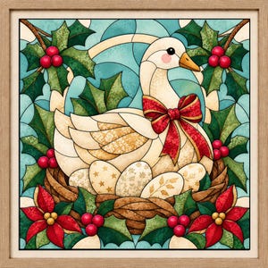 Puede incluir: Un cuadro cuadrado enmarcado con una ilustración estilo vidriera de un ganso blanco con un lazo rojo, sentado en un nido con huevos estampados. La escena está rodeada de hojas de acebo verdes, bayas rojas y flores de pascua rojas.