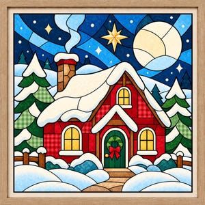 Puede incluir: Un cuadro cuadrado enmarcado con una ilustración estilo vidriera de una casa roja con techo nevado, chimenea con humo, puerta verde con corona y ventanas amarillas, sobre un cielo nocturno de color azul oscuro con una luna brillante.