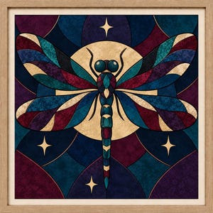 Puede incluir: Una pieza de arte mural cuadrada enmarcada que presenta una libélula estilizada con alas segmentadas en tonos verde azulado, rojo intenso y dorado. La libélula está centrada sobre un gran círculo dorado y un fondo oscuro con estrellas de cuatro puntas.