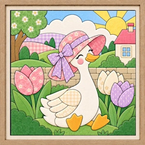 Op de afbeelding: Een ingelijste kunstdruk met een witte eend die een roze bloemenhoed met een paarse strik draagt. De eend is omringd door roze, witte en paarse tulpen in een tuin met een huis, een gele zon en groene heuvels op de achtergrond.