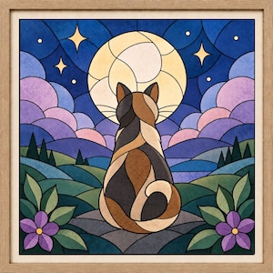 Könnte beinhalten: Ein quadratisches gerahmtes Wandbild mit einer Illustration im Buntglas-Stil, die eine dreifarbige Katze zeigt, die mit dem Rücken zum Betrachter vor einem großen gelben Vollmond in einem dunkelblauen Nachthimmel mit Sternen, lila Wolken und Blumen sitzt.
