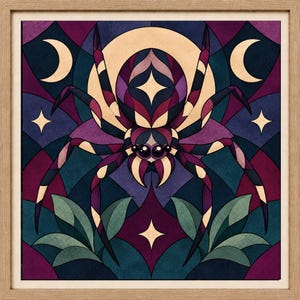 Puede incluir: Una pieza de arte mural cuadrada y enmarcada que presenta una araña estilizada en tonos morado, negro y crema. La araña está centrada frente a una gran luna crema, flanqueada por dos lunas crecientes y estrellas de cuatro puntas, con hojas verdes debajo.