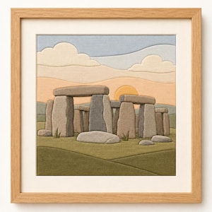 Op de afbeelding: Een ingelijst wandkunstwerk van stof met een afbeelding van een steencirkelmonument in een landschap. De scène bevat gelaagde textielvormen in tinten groen, beige en blauw, die glooiende heuvels, een zonsonderganglucht en grote stenen structuren tonen.
