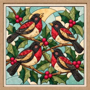 Peut inclure: Une décoration murale carrée encadrée représentant une illustration style vitrail de quatre oiseaux à tête noire, poitrine rouge et ailes à motifs, perchés sur des branches brunes parmi des feuilles de houx vert foncé et des baies rouges.