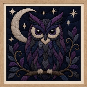 Op de afbeelding: Een vierkant ingelijst wandkunstwerk met een illustratie in quiltstijl van een uil op een tak. De uil heeft paarse, blauwe en grijze patronen in de veren, grote donkere ogen en is afgebeeld tegen een donkerblauwe nachtelijke hemel met een maansikkel.