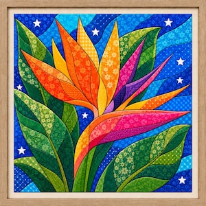 Peut inclure: Une œuvre d'art murale carrée encadrée représentant une fleur d'oiseau de paradis vibrante composée de pièces de tissu multicolores aux motifs floraux et géométriques. Le fond est un ciel bleu profond parsemé d'étoiles blanches et de textures bleues ondulées.