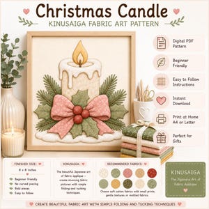 Könnte beinhalten: Ein Kinusaiga-Stoffkunst-Muster mit dem Titel Christmas Candle, das eine zentrale Kerze mit gelber Flamme, grünen Tannennadeln, Stechpalmenblättern und einer rosa Schleife zeigt. Das digitale PDF enthält Anleitungen für eine fertige Größe von 20,32 x 20,32 cm.