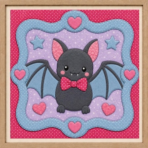 Könnte beinhalten: Ein gerahmtes Wandbild mit einer dunkelgrauen Fledermaus mit rosa Innenohren und Wangen, die eine rosa gepunktete Fliege trägt. Die Fledermaus ist auf einem hellvioletten Hintergrund mit weißen Sternen zentriert und von einem blauen Rand umgeben.