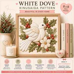 Puede incluir: Un patrón Kinusaiga cuadrado titulado White Dove que muestra una paloma blanca, hojas de acebo verdes y bayas rojas en un marco de madera. La imagen incluye etiquetas de texto, un indicador de 20x20 cm, una vela, un jarrón y tres libros.