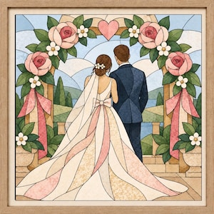 Può includere: Un'opera d'arte in vetro colorato incorniciata che raffigura una coppia sotto un arco floreale. La sposa indossa un abito bianco con un lungo velo e un fiocco, mentre lo sposo indossa un abito blu scuro. L'arco è decorato con rose rosa e foglie verdi.