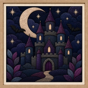 Könnte beinhalten: Ein quadratisches gerahmtes Wandbild, das ein blau-violettes Schloss unter einem großen Halbmond zeigt. Die Szene umfasst einen geschwungenen Pfad, stilisierte Pflanzen, zwei fliegende Fledermäuse und mehrere leuchtend gelbe Sterne am Nachthimmel.