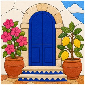 Puede incluir: Un bloque de edredón de tela que muestra una puerta azul arqueada con marco de piedra, flanqueada por dos macetas de terracota. Una contiene una planta de flores rosas y la otra un limonero. Dos escalones con borde azul se sitúan debajo.