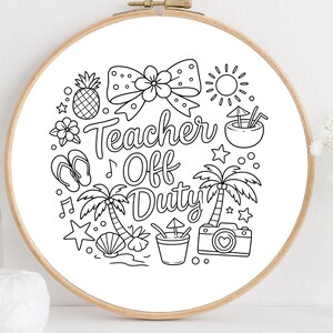 Puede incluir: Un bastidor de bordado en blanco y negro con la frase "Teacher Off Duty" rodeada de ilustraciones de temática veraniega. El diseño incluye una piña, un lazo, un sol, una bebida de coco, palmeras y una cámara.