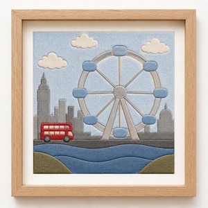 Könnte beinhalten: Ein gerahmtes Wandbild aus Stoff mit einem hellblauen Himmel und weißen Wolken, einem großen grauen und blauen Riesenrad, einer grauen Skyline, einem roten Doppeldeckerbus, einem dunkelblauen Fluss und grünen Hügeln in einem Holzrahmen.