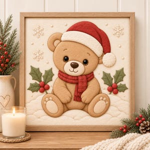 Peut inclure: Une décoration murale carrée encadrée représentant un ours en peluche brun clair portant un bonnet de Père Noël rouge et blanc ainsi qu'une écharpe à carreaux rouges. L'ours est assis sur un fond enneigé avec du houx et des flocons blancs.