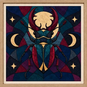 Puede incluir: Una pieza de arte mural cuadrada y enmarcada que presenta un ciervo volante estilizado en tonos rojo intenso, azul verdoso y dorado. El escarabajo está centrado sobre un fondo de formas geométricas, lunas crecientes y estrellas de cuatro puntas.
